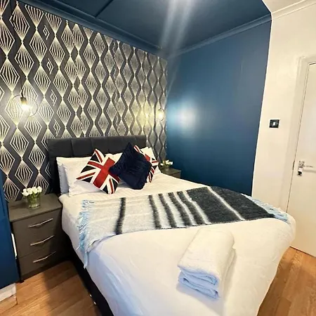 Three Bedroom Apartment Near Central London